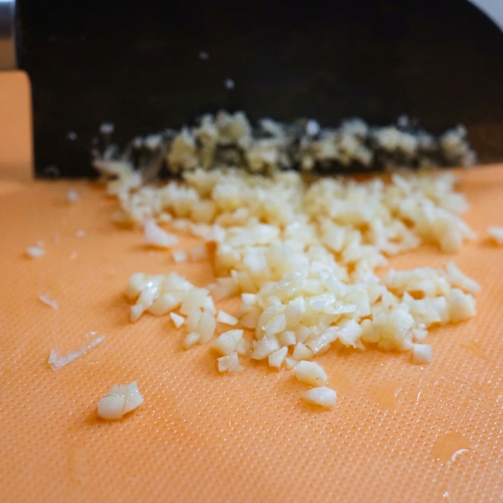 Parmigiano appena grattugiato su un tagliere.