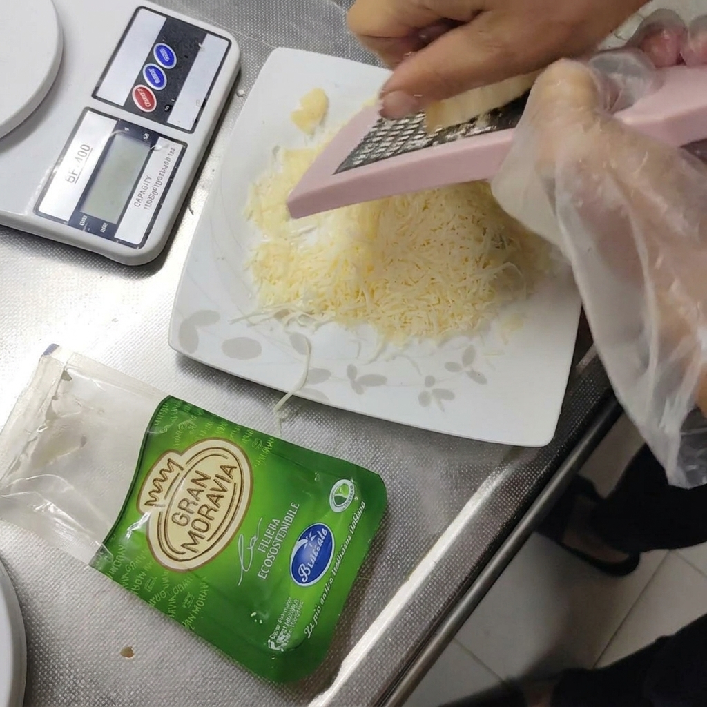 Formaggio a pasta dura Gran Moravia grattugiato su un piattino.