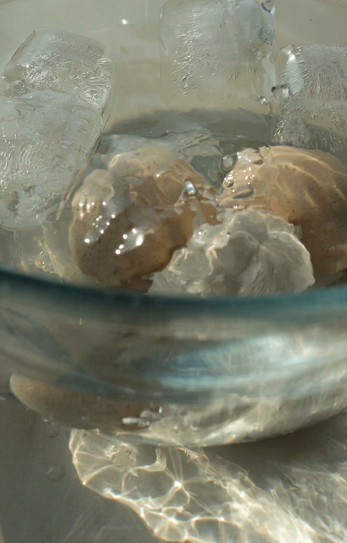 Uova sode sbucciate pronte per essere marinate.