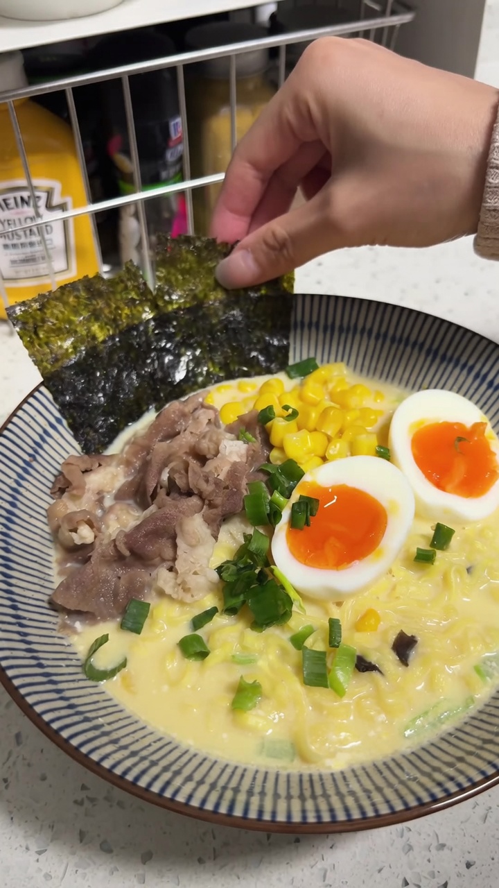 Ramen Istantaneo Tonkotsu: Il Trucco da 10 Minuti