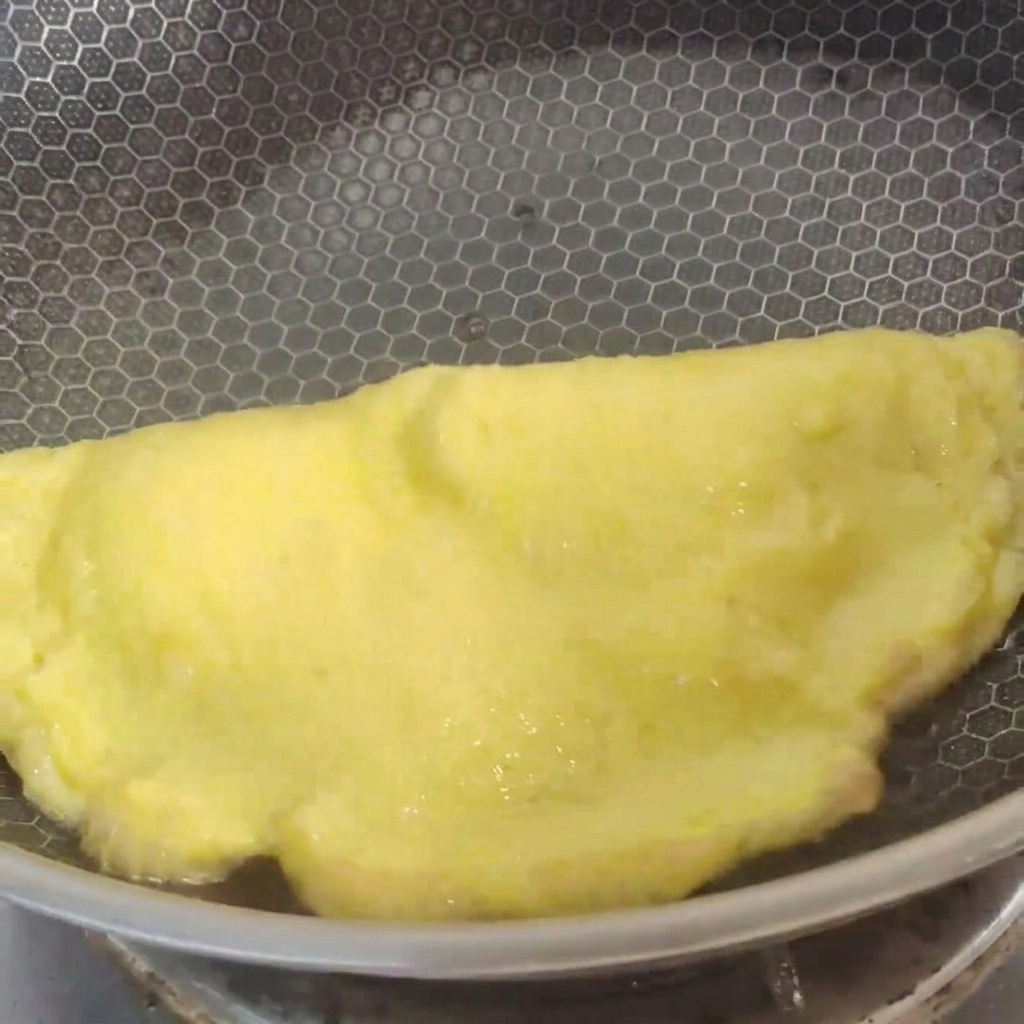Saltare in padella un mix di fette di maiale e germogli di bambù tritati in un wok.