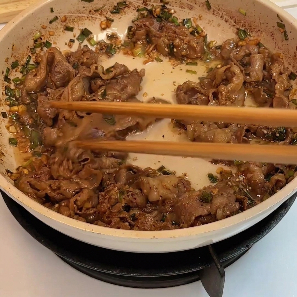Fettine di manzo saltate in padella fino a doratura e cottura completa.