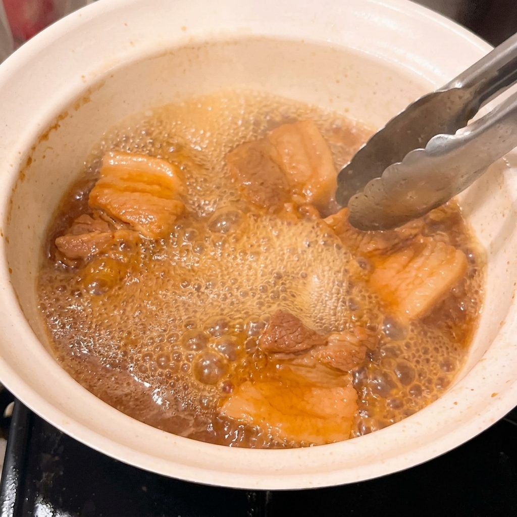 Pezzi di carne teneri che sobbollono in una glassa densa al miso.