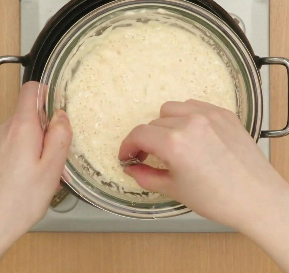 Gamberi ricoperti di pastella leggera e croccante che friggono in olio caldo.