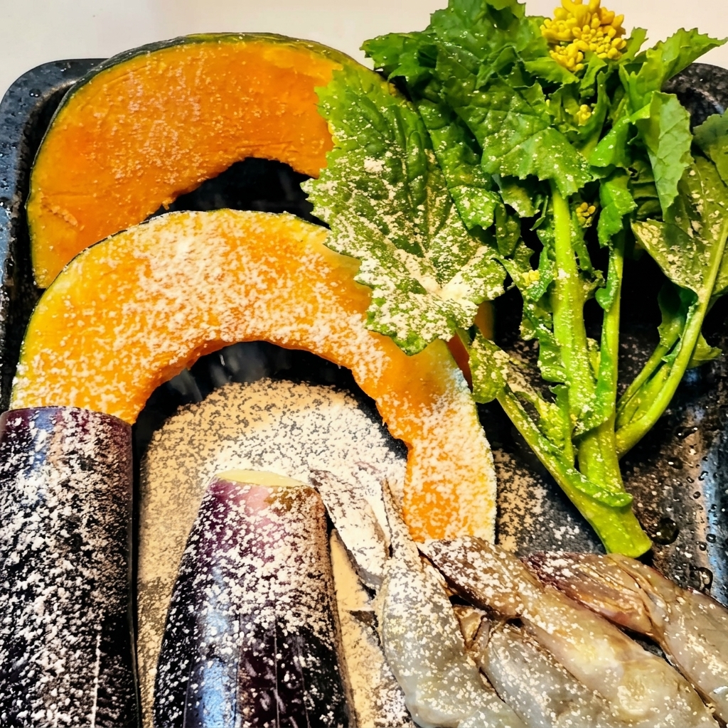 Fette di zucca, pezzi di melanzana e gamberi crudi spolverati con un sottile strato di farina su una teglia.