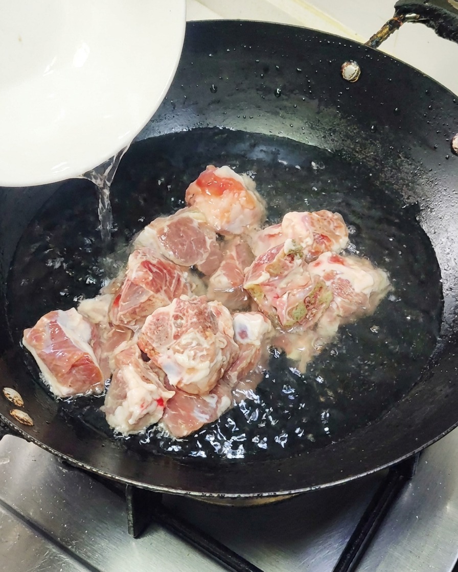 Un pezzo di anguilla grigliata pre-confezionata posizionato in una padella calda.