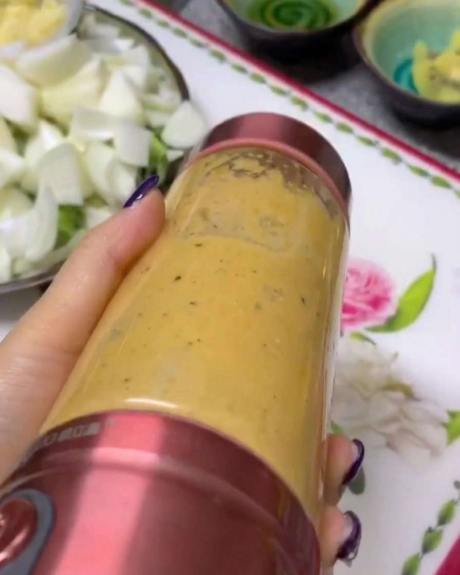 Una purea liscia di frutta e verdura allinterno di un bicchiere per frullatore.