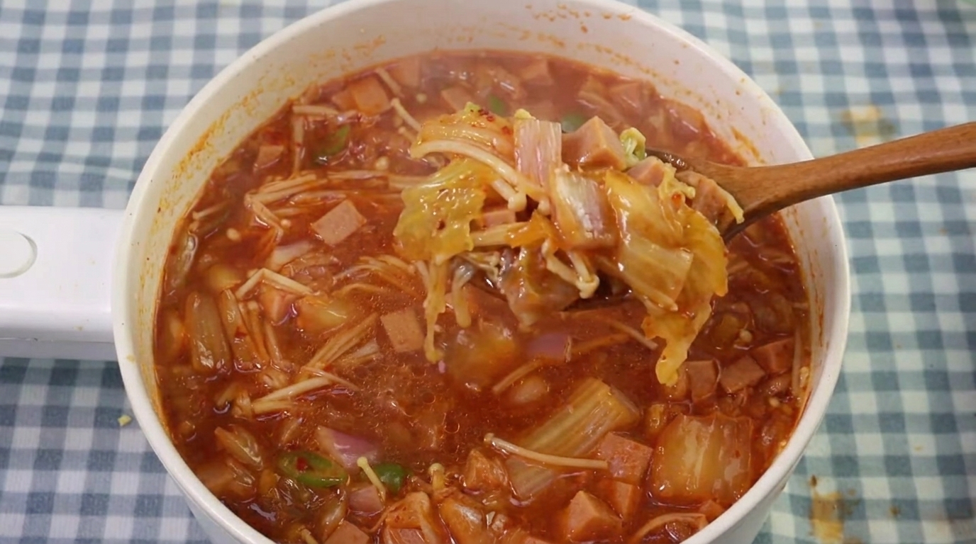 Zuppa Coreana Piccante di Kimchi e Funghi