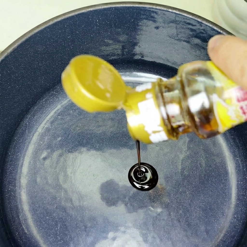 Pezzi di pancetta e cipolla a fette che sfrigolano in una padella calda.