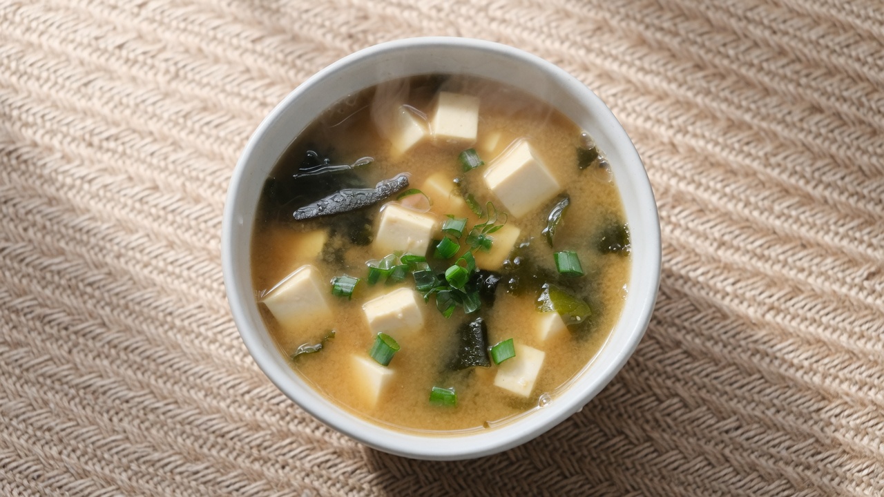 Zuppa di Miso Leggera con Tofu e Wakame