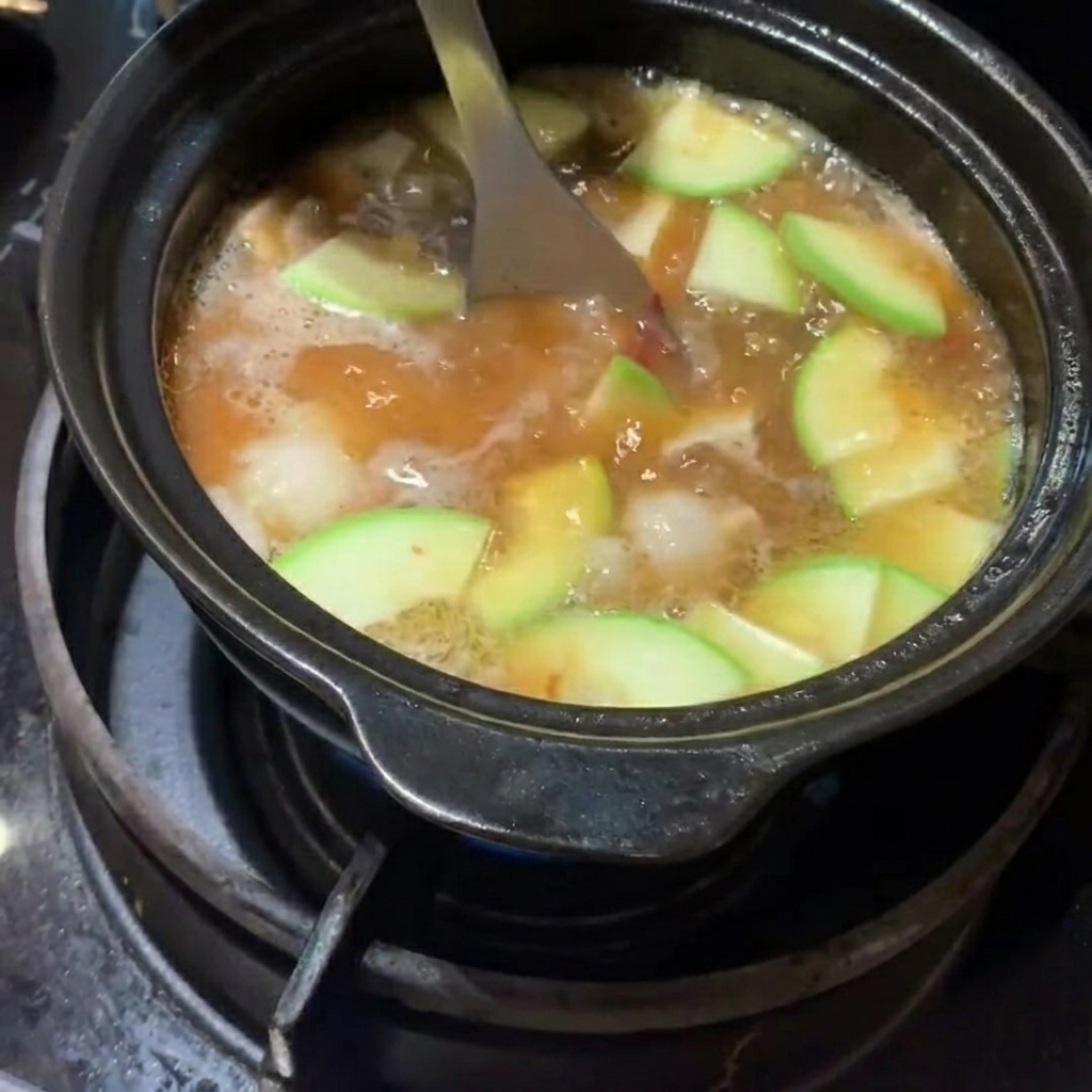 Zucchine affettate e patate a cubetti aggiunte allo stufato.