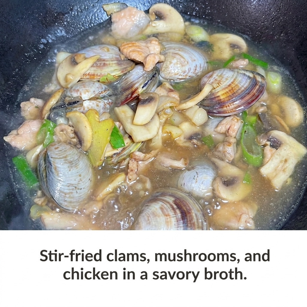 Pasta di soia mescolata nel brodo che sobbolle con vongole e verdure.