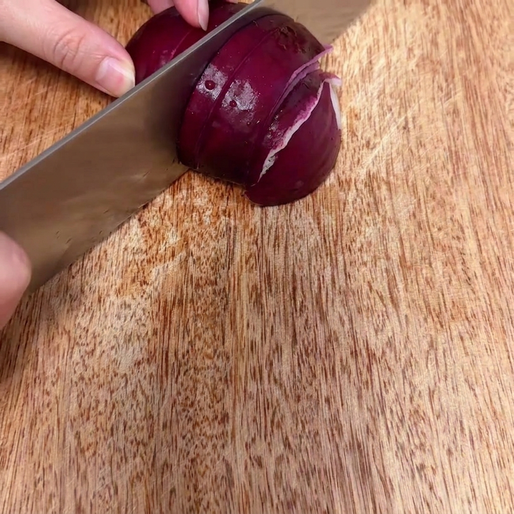 Cipolla rossa tritata in pezzi fini e piccoli su una superficie di legno.