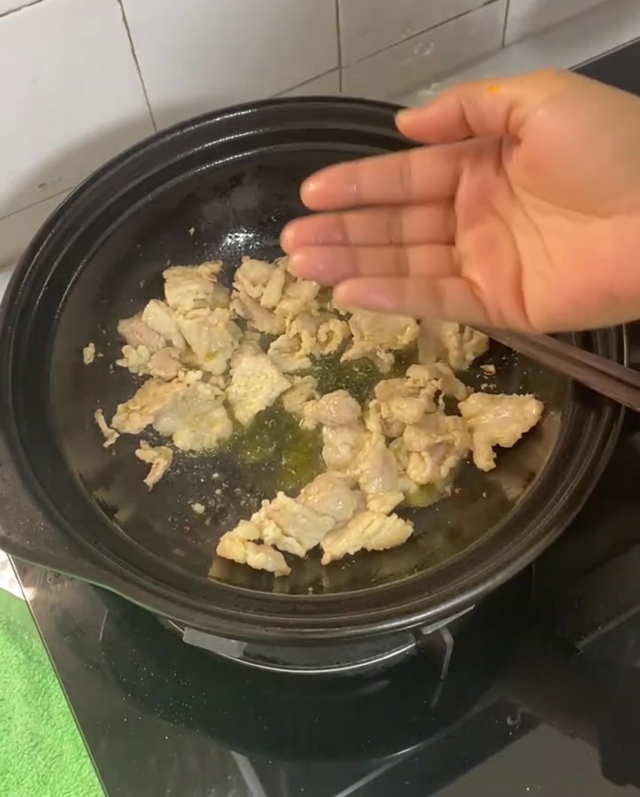 Zenzero, aglio, cipollotti e peperoncino secco saltati insieme alla pancetta cotta.