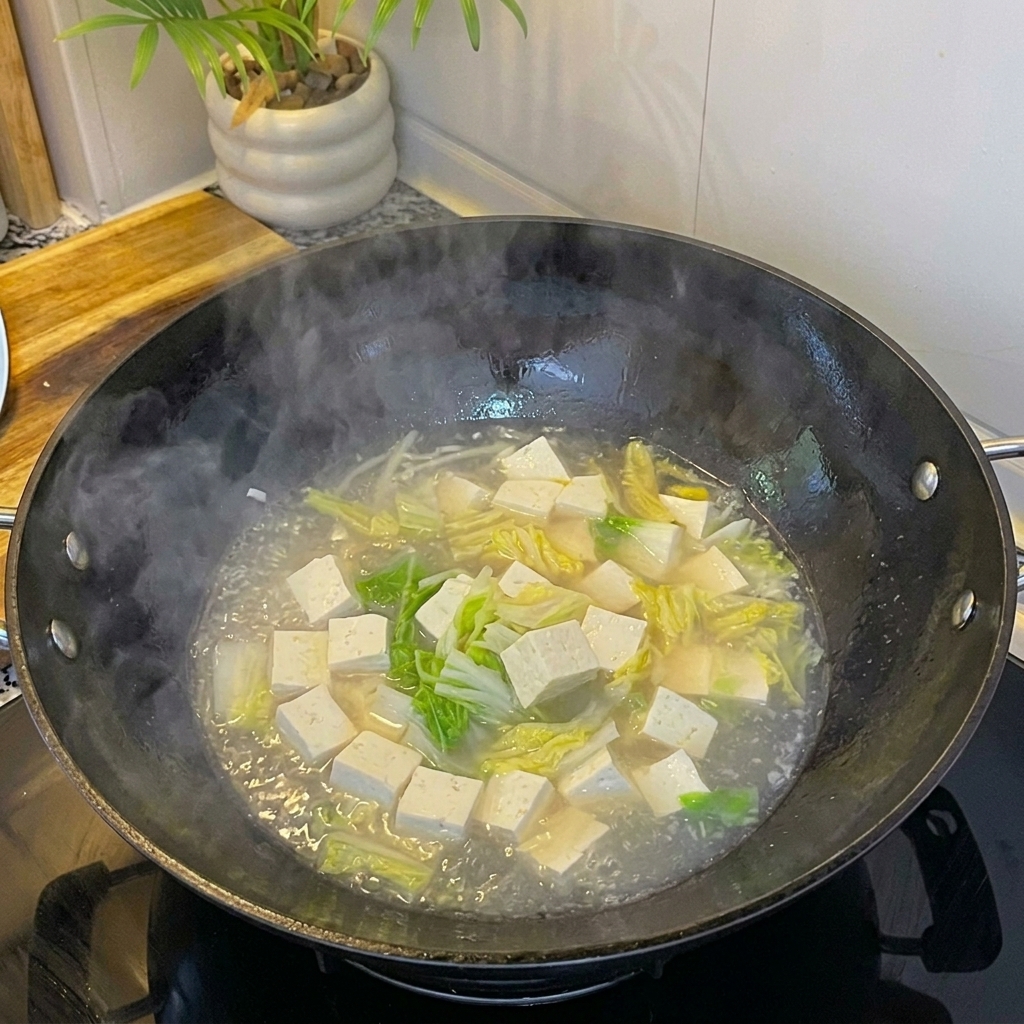 Vongole fresche aggiunte nella zuppa con tofu e uovo.