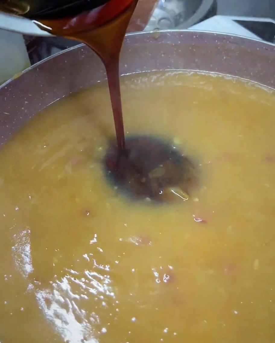 Salsa teriyaki scura versata da una ciotolina in una padella con salsa dorata frullata.