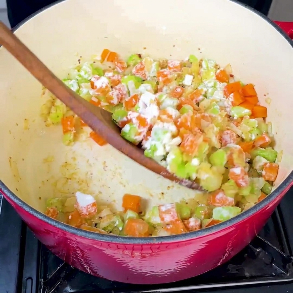 Farina aggiunta alla pentola con le verdure e mescolata accuratamente.
