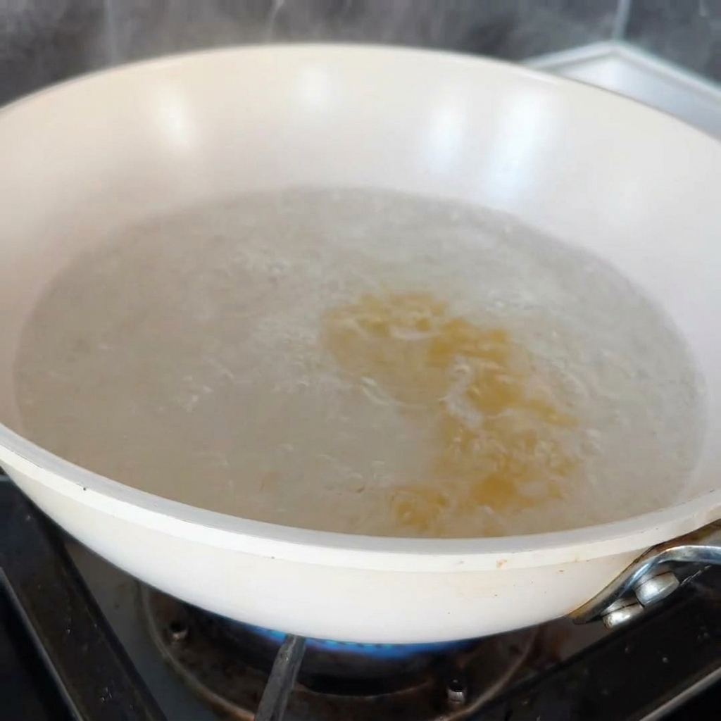 Fusilli che bollono in una pentola dacqua sulla stufa.