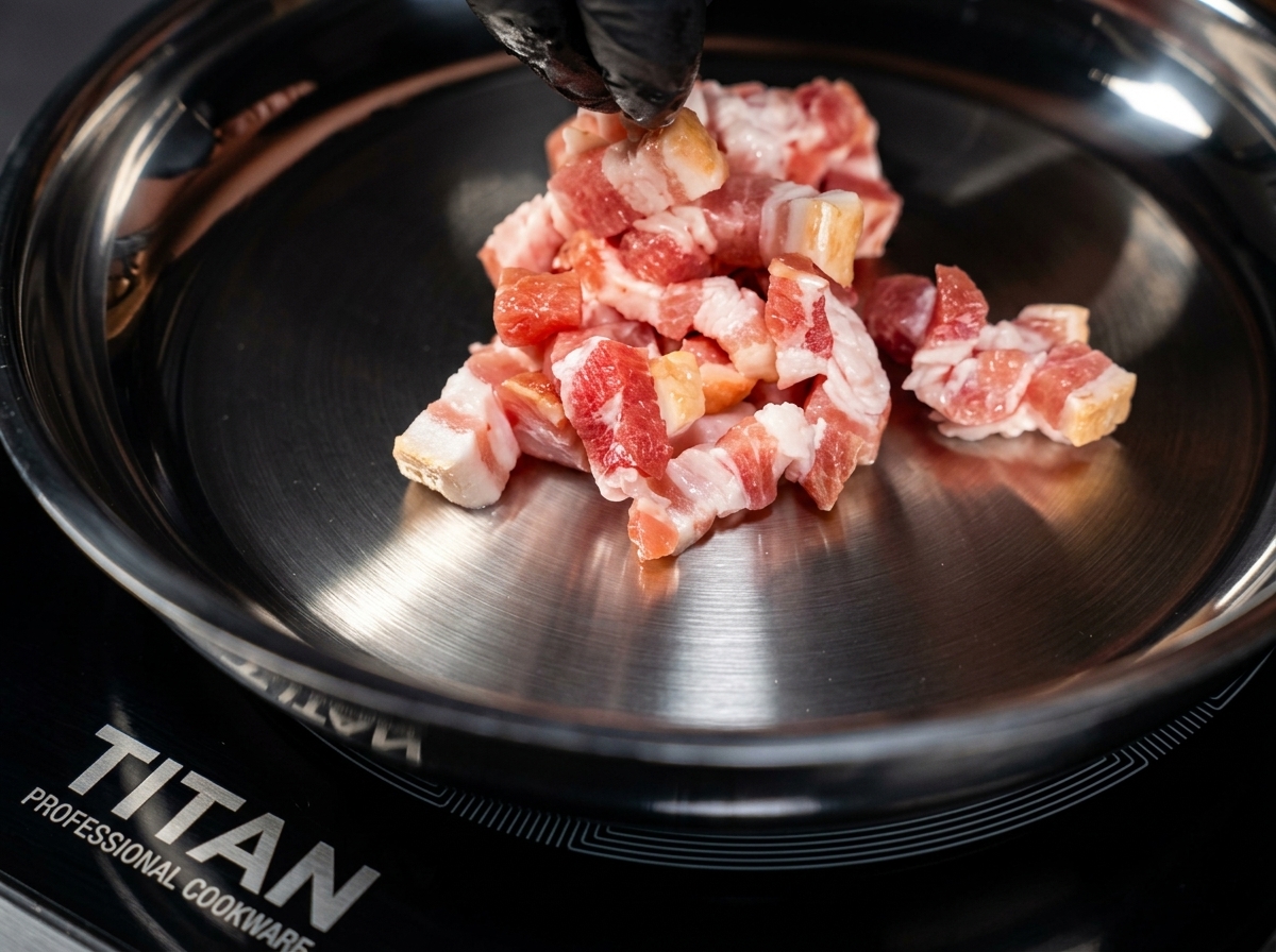 Pezzi di bacon che rosolano in una padella di metallo calda, mescolati con pinze dalle punte nere.
