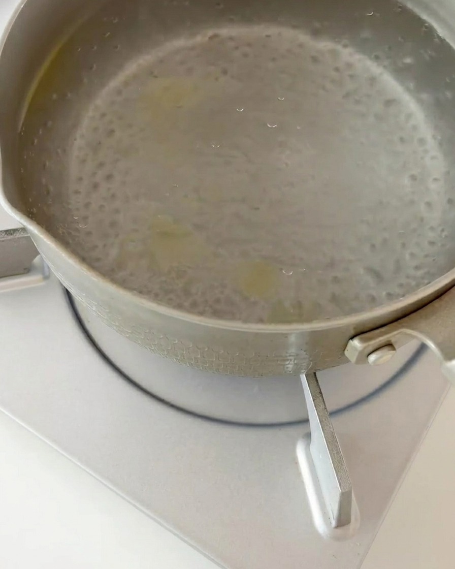 Pasta fusilli cotta scolata dallacqua bollente in uno scolapasta.