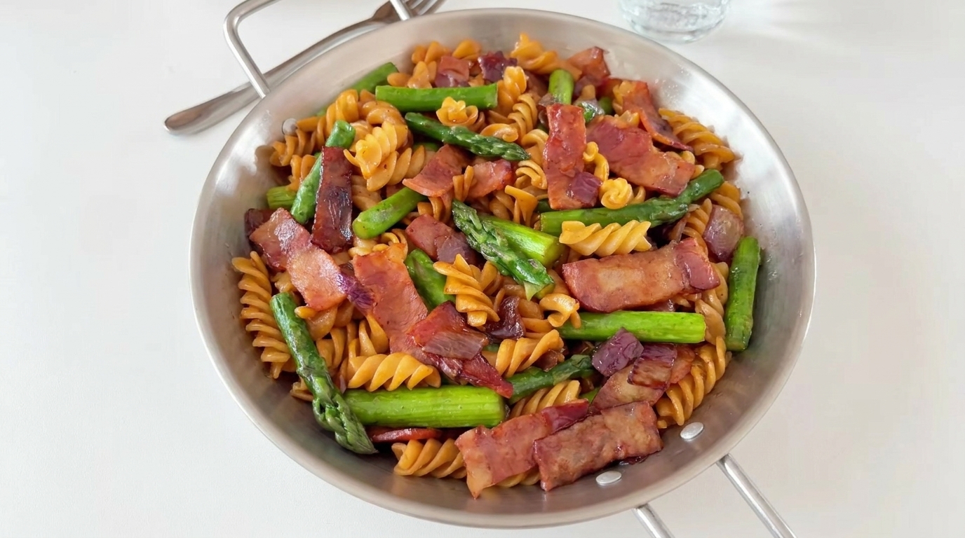 Pasta saporita con asparagi e pancetta