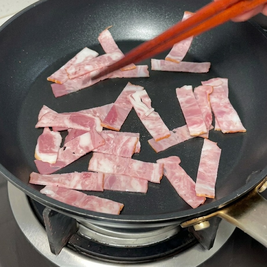 Fette di pancetta in padella rosolate fino a doratura.