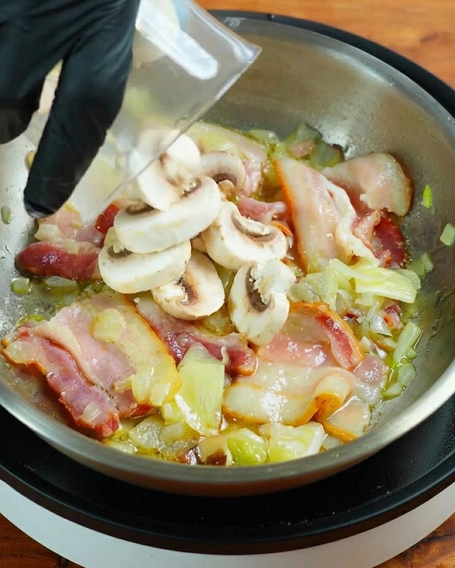 Funghi champignon freschi versati in padella con la pancetta che rosolano.