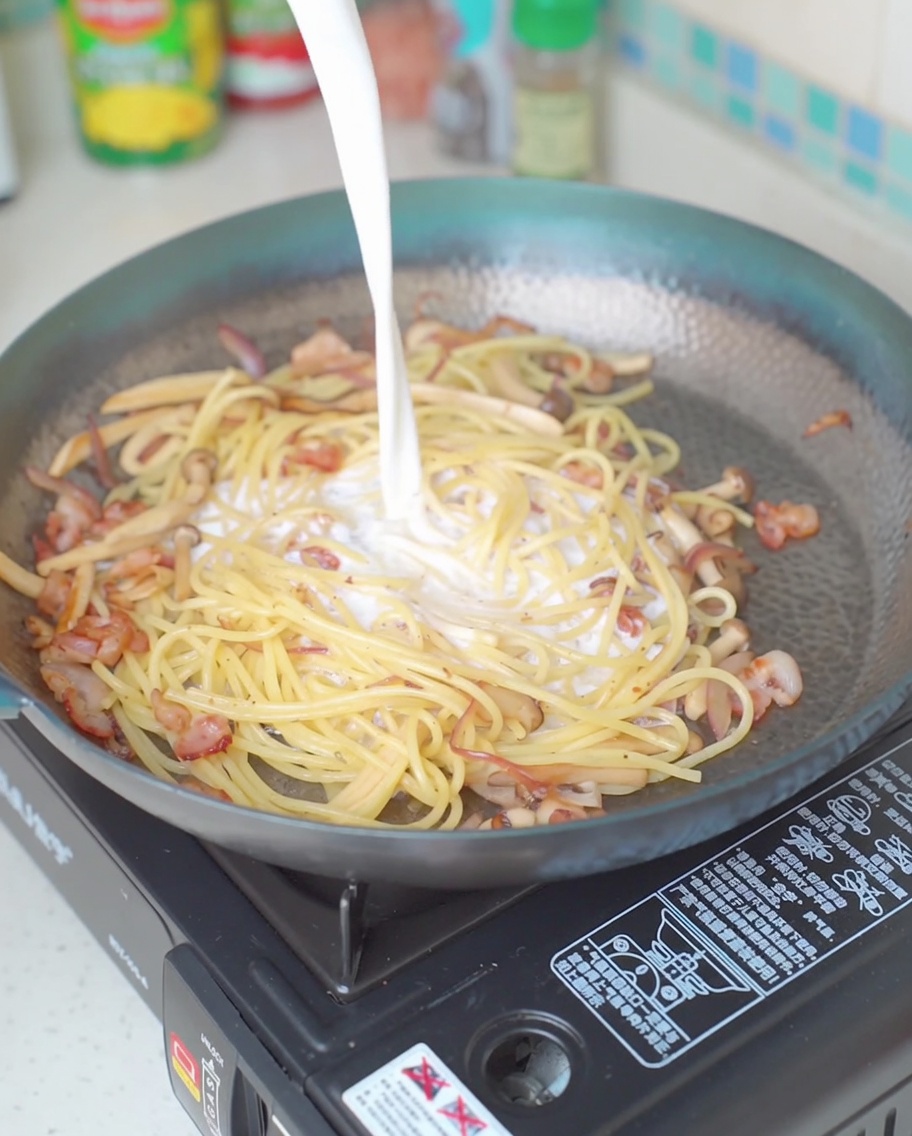 Latte versato nella padella sopra il composto di pasta.