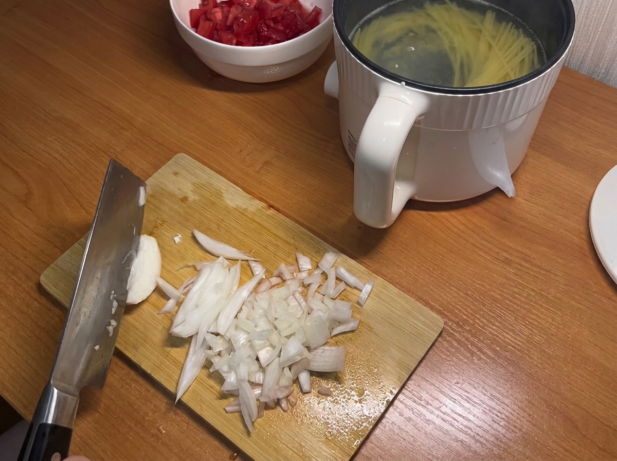 Una cipolla bianca tritata finemente su un tagliere.
