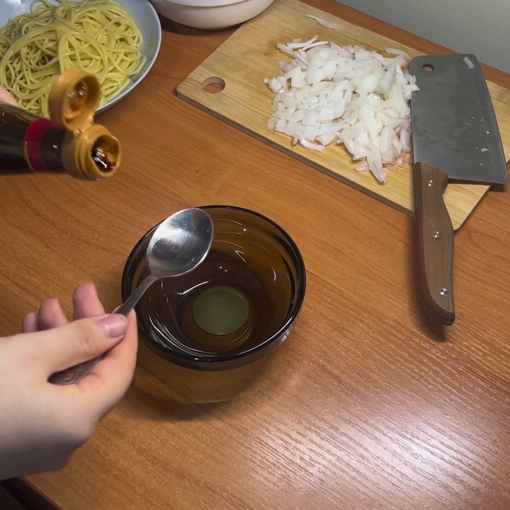 Condimenti liquidi scuri miscelati in una piccola ciotola di vetro.
