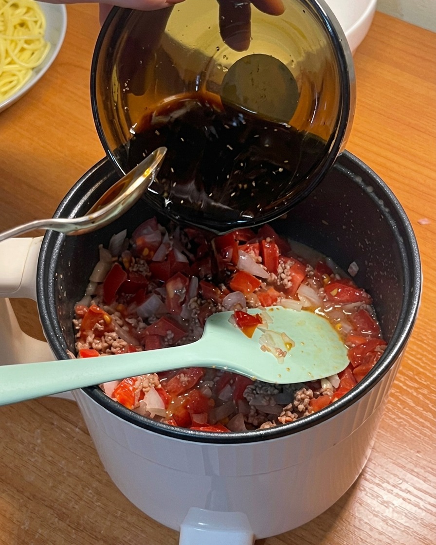 Salsa preparata versata nella pentola con il resto degli ingredienti.