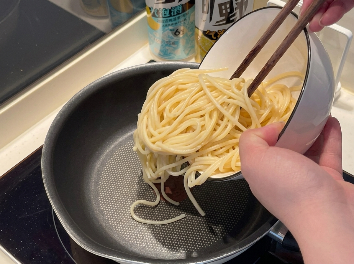 Spaghetti che cuociono in una pentola di acqua bollente.