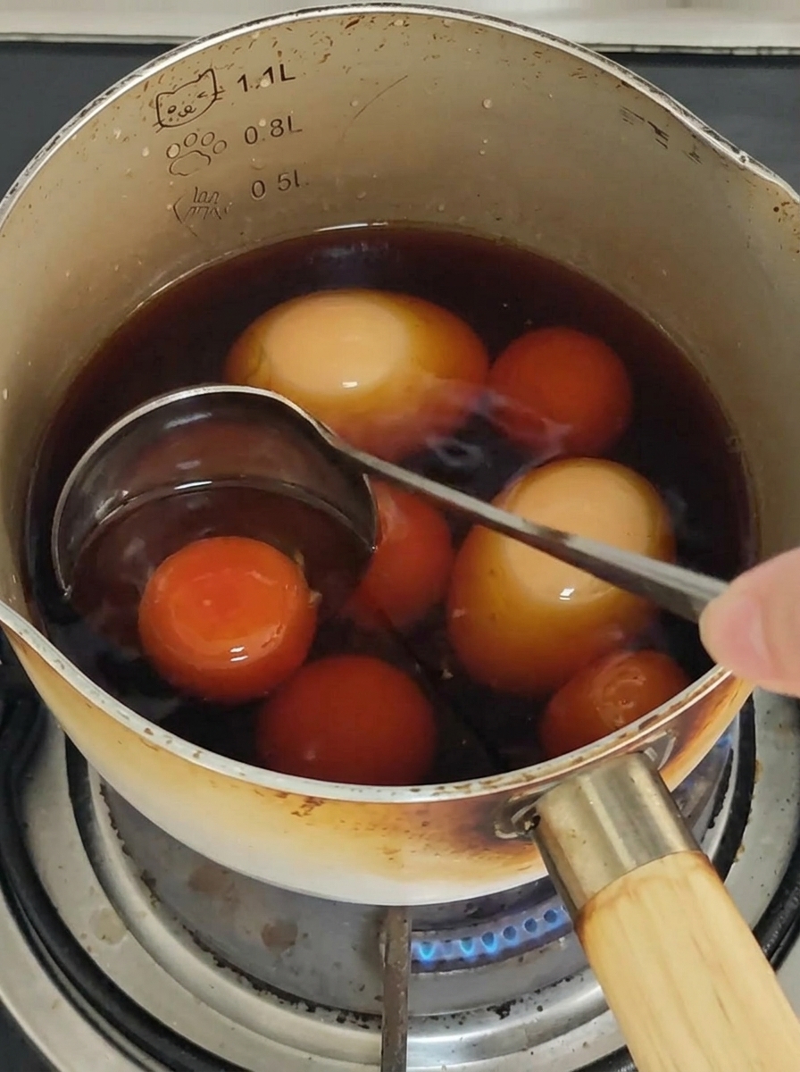 Spaghetti mescolati con le bacchette in padella per ricoprirli di salsa.