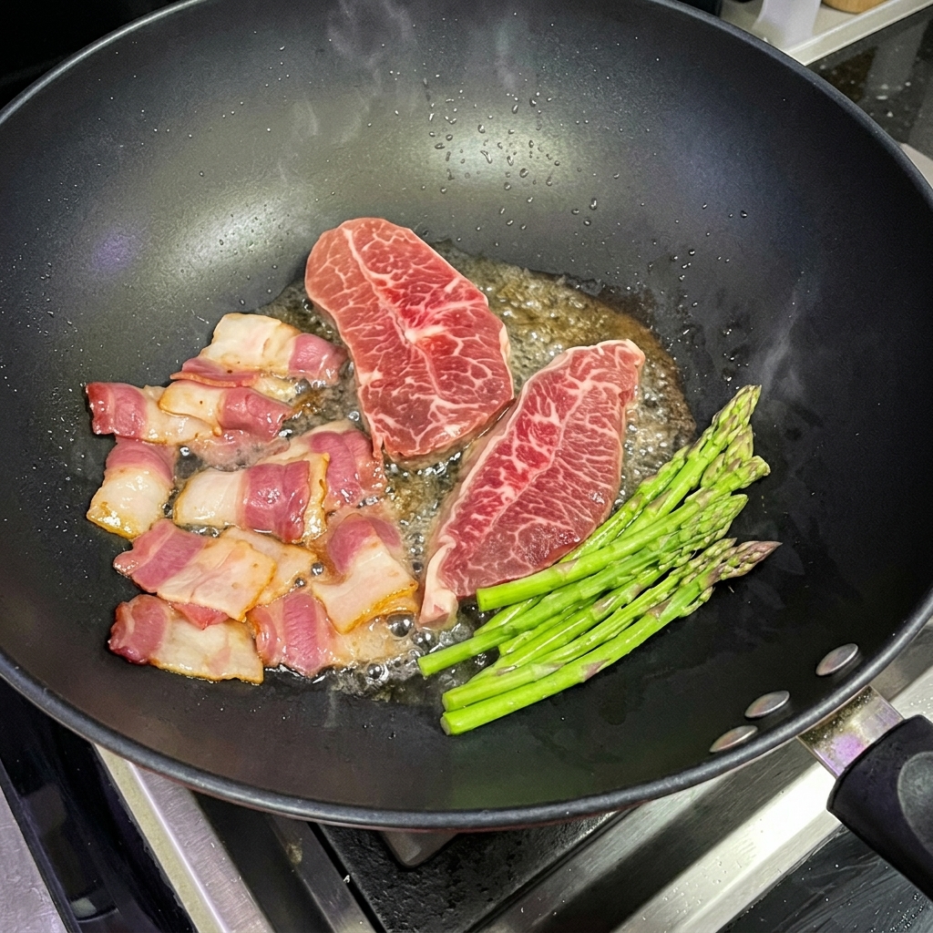 Punte di asparagi freschi saltate in un wok insieme a bistecca e bacon.