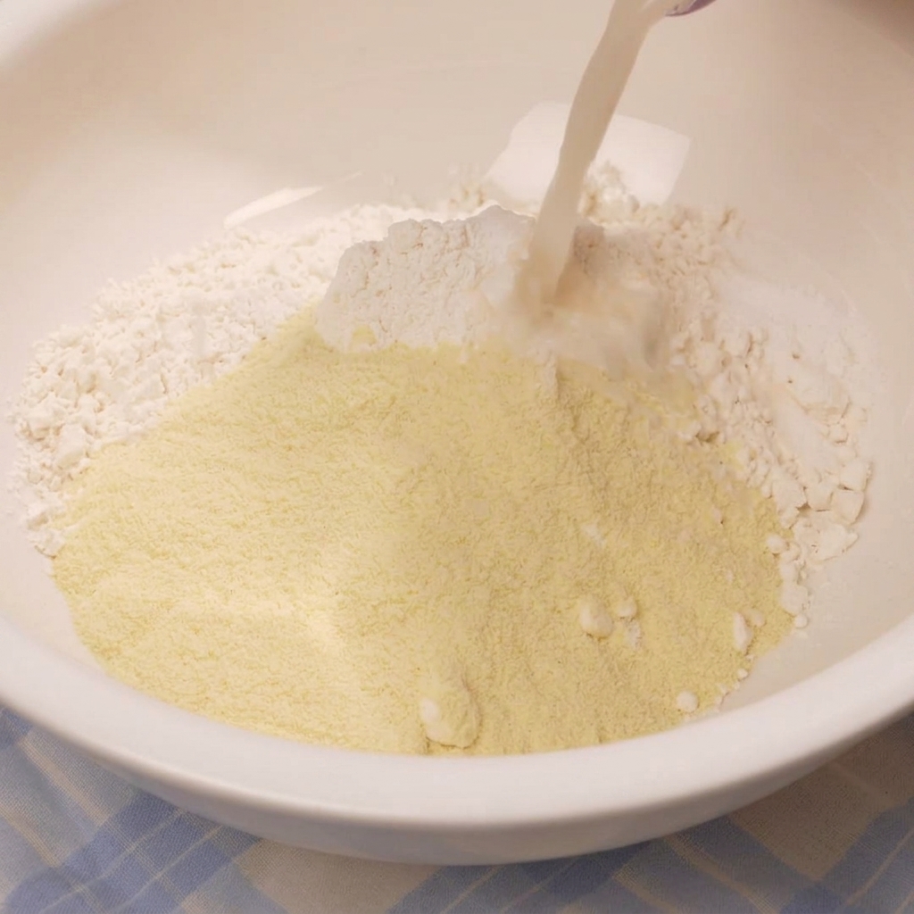 Versare il liquido di lievito in una ciotola con farina e ingredienti secchi.