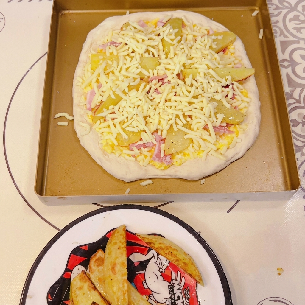 Un pezzo di impasto steso su una teglia e forato con una forchetta.