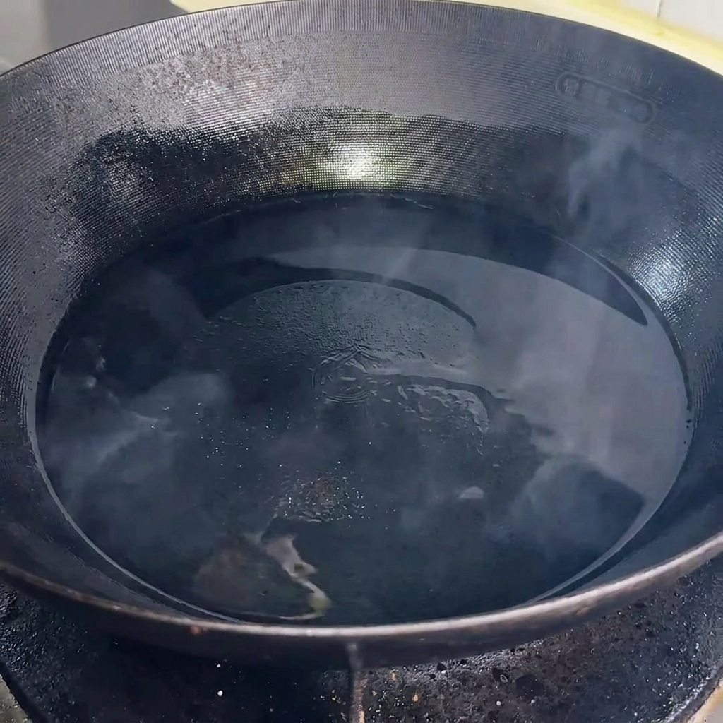 Fette di Spam che sfrigolano in una padella di ghisa, sviluppando una crosticina marrone croccante.