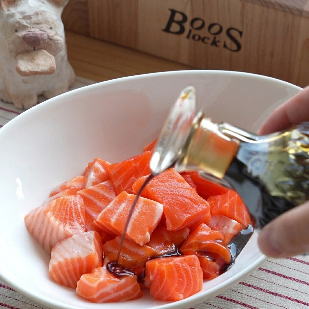 Una ciotola di cubetti di salmone fresco con varie salse versate sopra.
