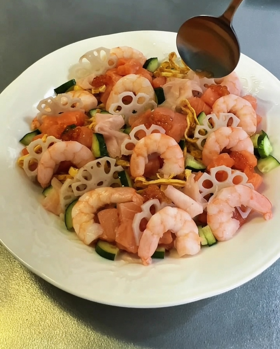 Dettaglio delle uova di pesce arancioni aggiunte sopra il salmone.