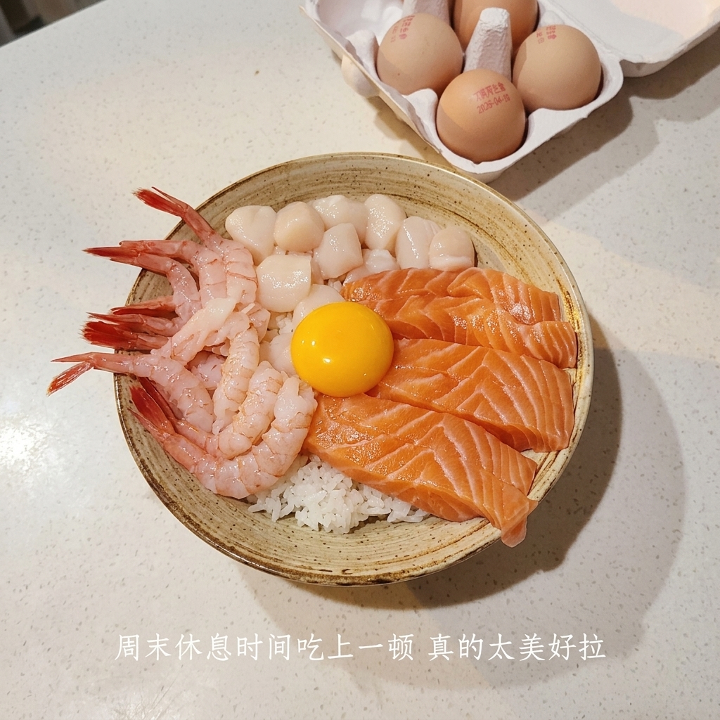 Primo piano di un tuorlo duovo crudo al centro della ciotola, circondato da salmone, gamberi e capesante.