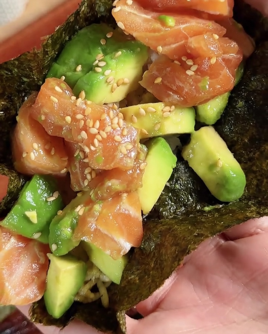 Un pezzo circolare di alga nori per sushi ritagliato da un foglio più grande.