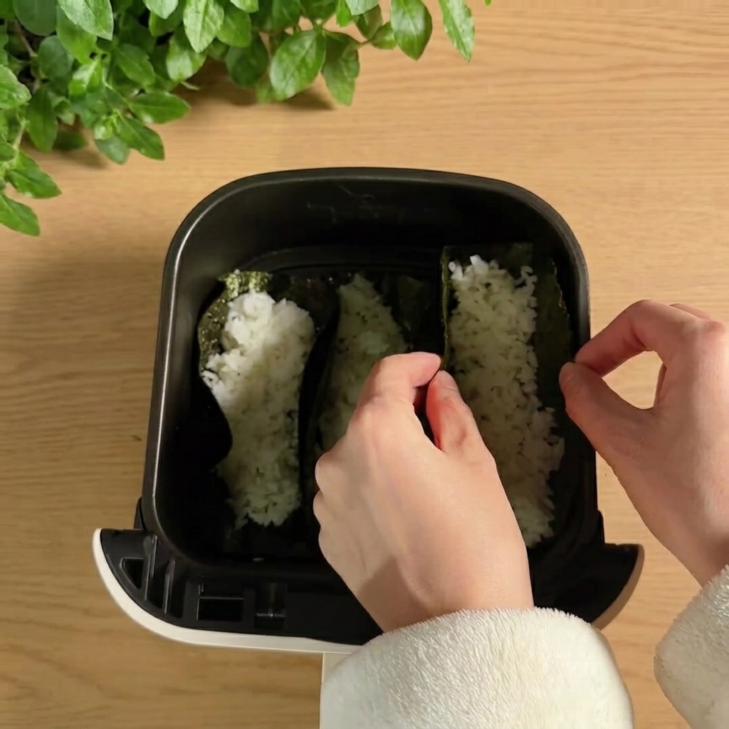 Gusci di sushi taco posizionati in piedi nel cestello di una friggitrice ad aria.