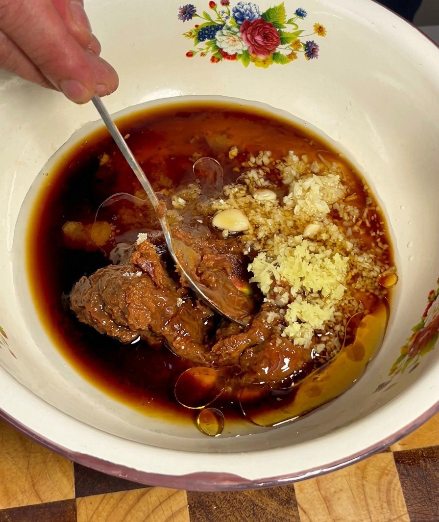 La marinata al Doenjang mescolata con un cucchiaio fino a ottenere un composto liscio e ben amalgamato.