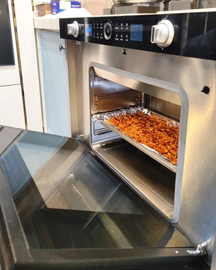 Una teglia di carne marinata inserita nel forno.