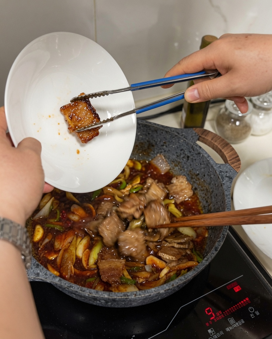 Fette di pancetta aggiunte da un piatto in un wok pieno di salsa sfrigolante e verdure.
