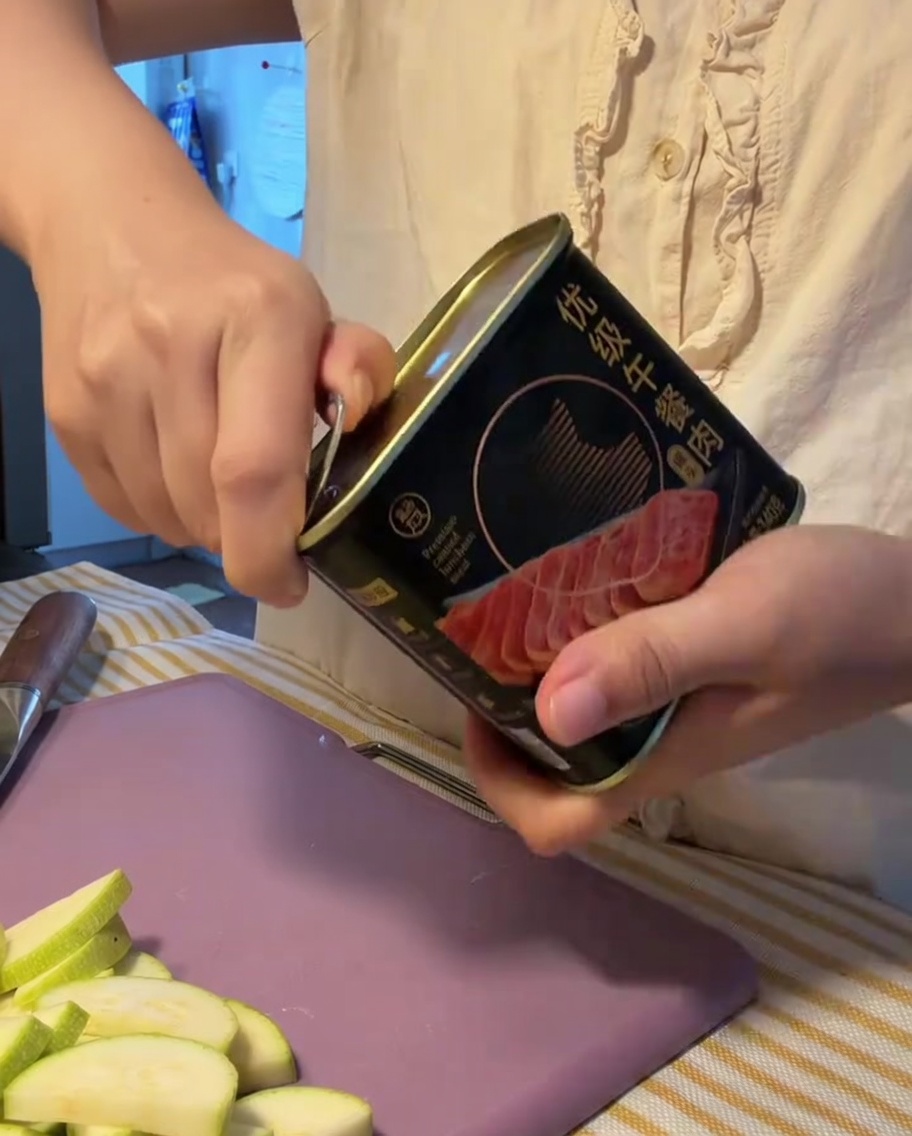 Un blocco di carne in scatola rimosso dalla sua lattina metallica aperta.