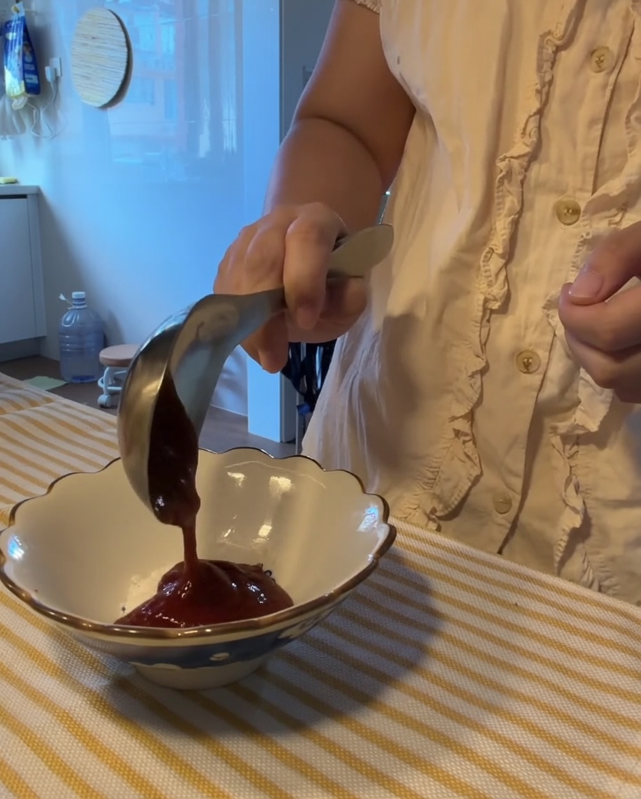 Vari tipi di salse e condimenti mescolati in una piccola ciotola bianca.