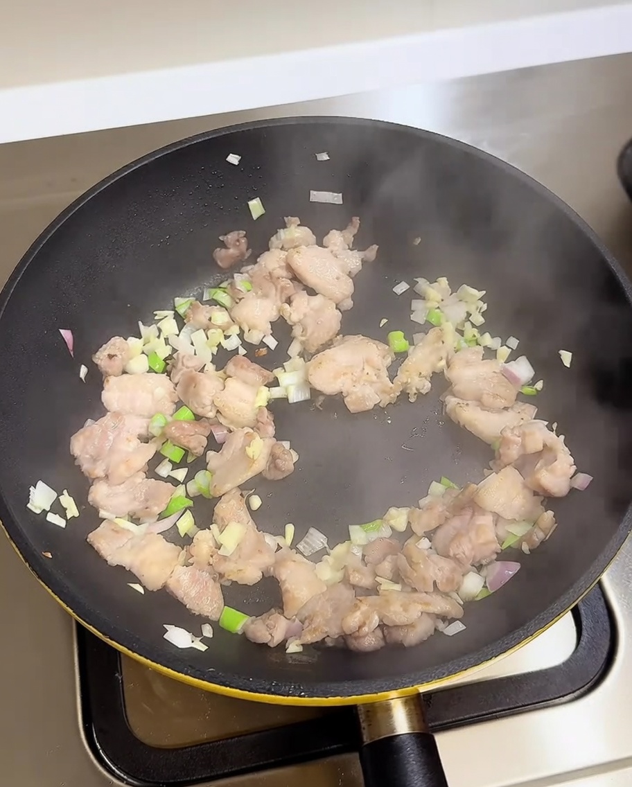 Pancetta, cipollotti, aglio e cipolla saltati in padella con laggiunta di liquidi di condimento.