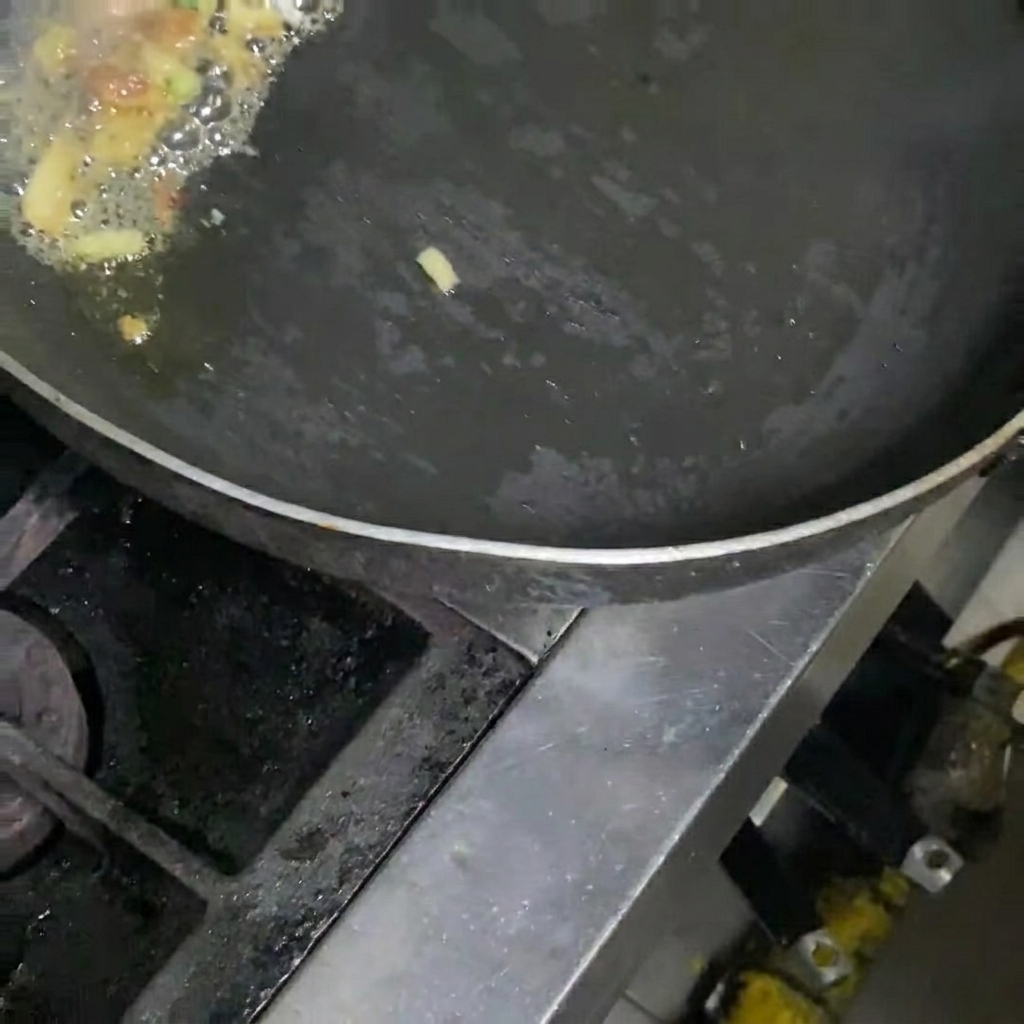 Kimchi che viene saltato in padella con maiale e cipollotti.