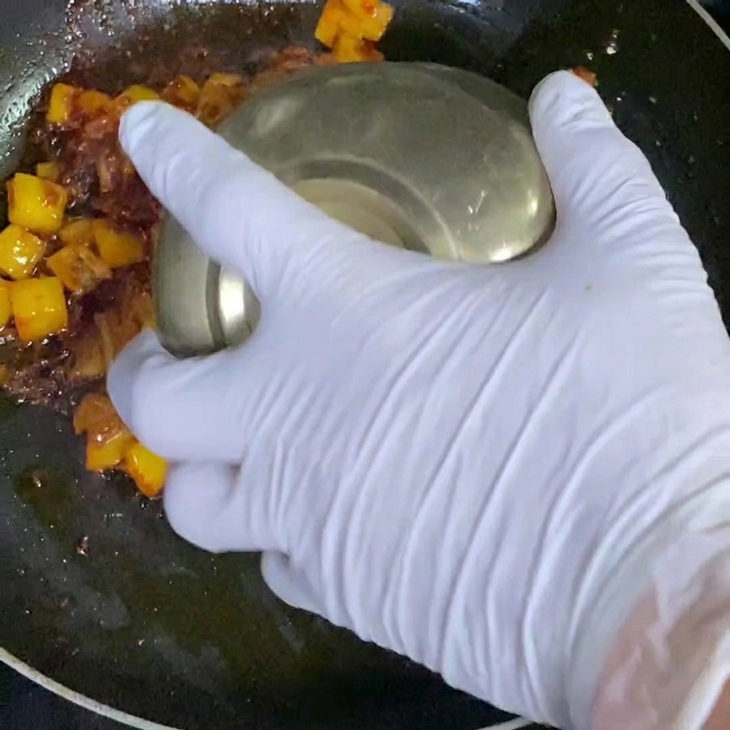 Riso bianco aggiunto alla padella con gli altri ingredienti.
